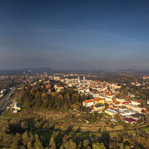 Zabkowice Slaskie, panorama na Stare Miasto od strny S. EU, PL, Dolnoslaskie. Lotnicze.